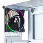 El triángulo frontal retroiluminado, conformado por múltiples rombos de colores, le da una apariencia supra-sensorial y única. La caja ATX DANUBE KOLPA White es una caja de gran formato que ofrece un interior versátil, con características de gama alta como un amplio espacio para albergar refrigeraciones líquidas, hasta 6 ventiladores y espacio para una tarjeta gráfica de 345 mm: libertad total para múltiples configuraciones y expansiones posteriores. A través del panel lateral, de vidrio templado, tendrás una vista clara de los componentes internos de tu setup.